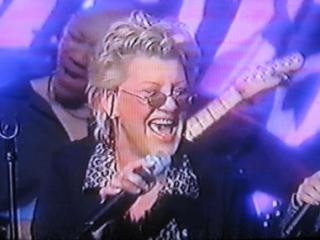 Bonnie singing on The Roseane Show, 2000 (1)